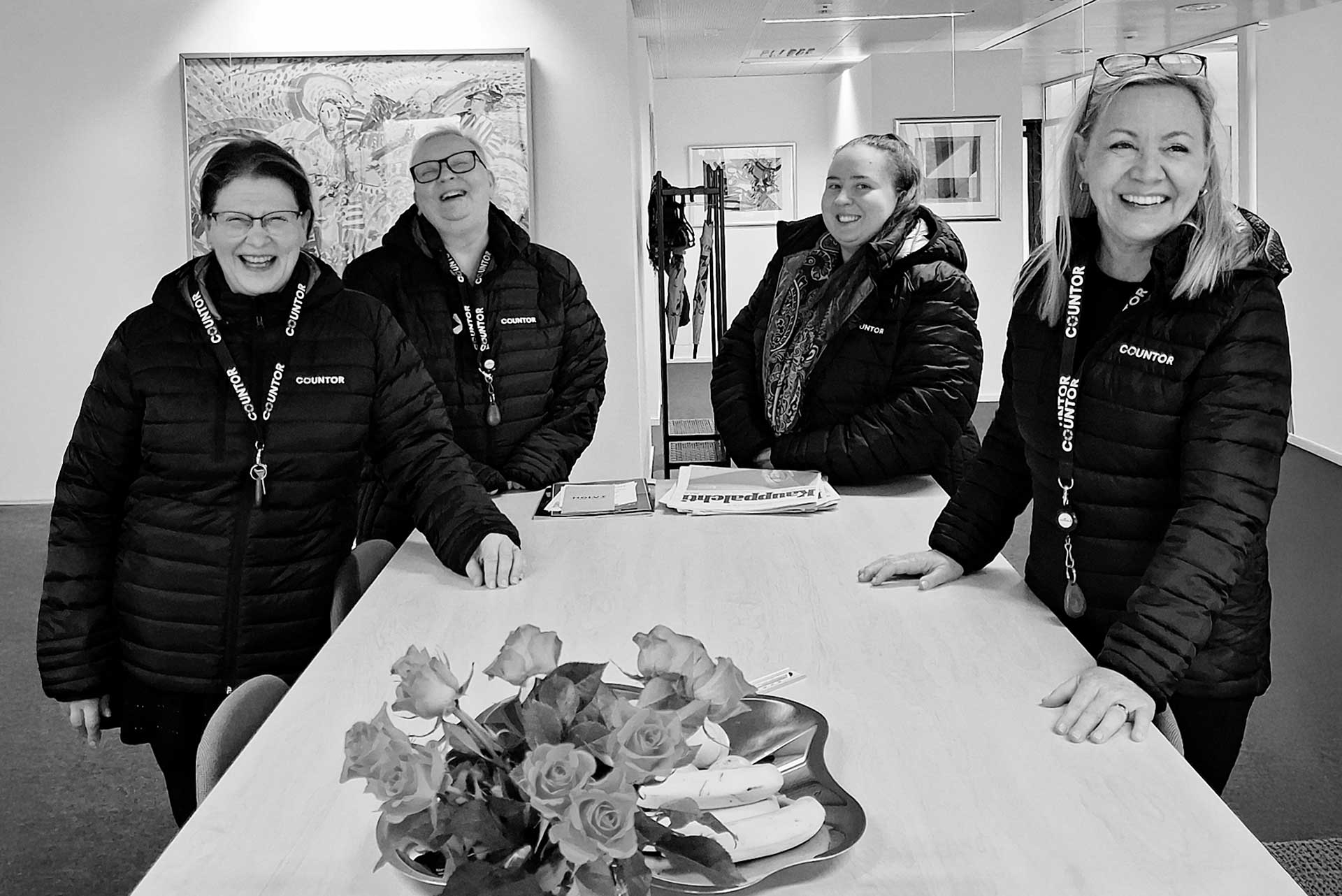 Taloushallinnon tiimi työskentelee yhdessä